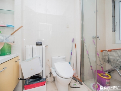 國際花園低總價(jià)精裝二手房，廚衛(wèi)設(shè)施齊全，安家青島理想選擇